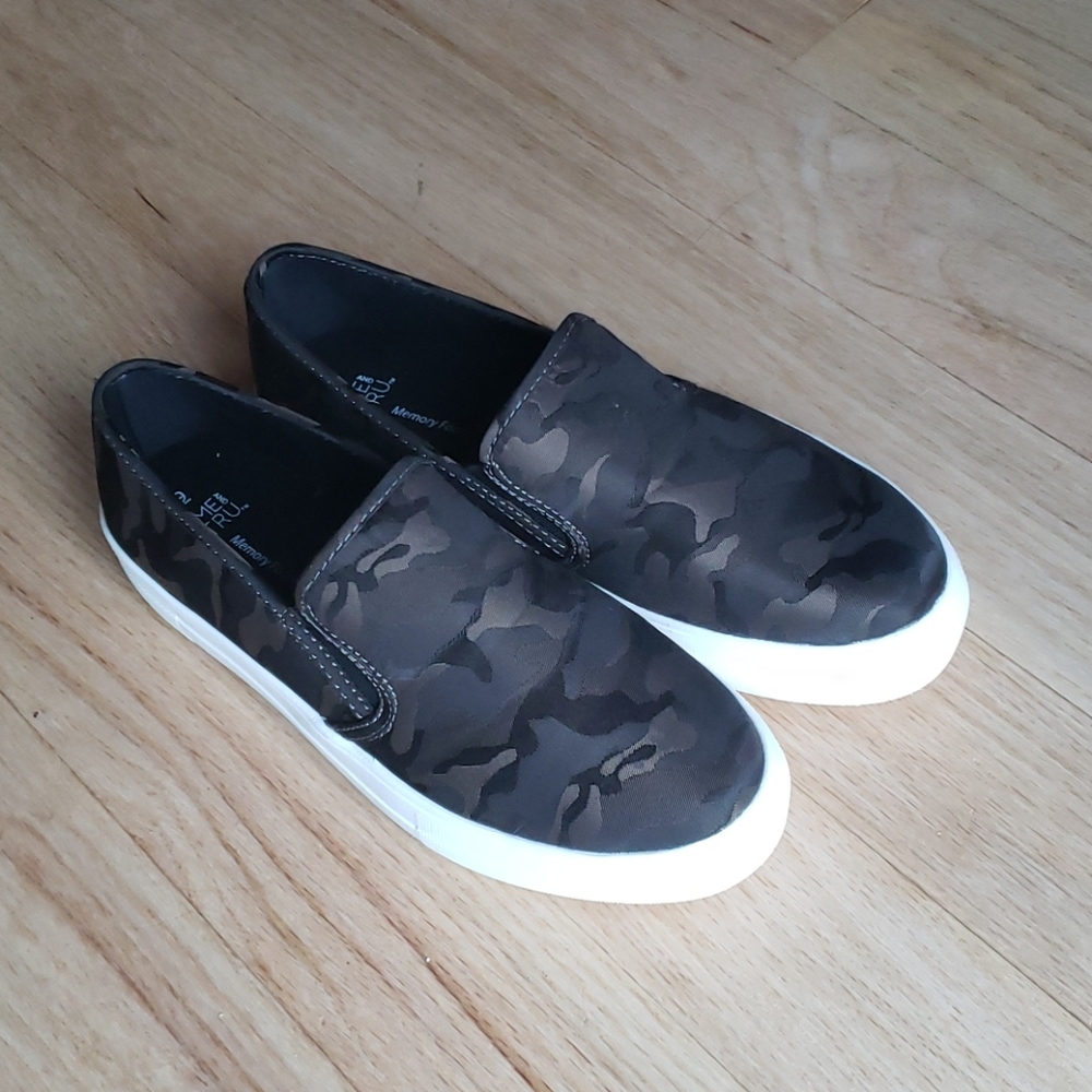 Black camo slip on sneakers NWOT
